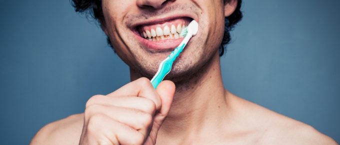 Brush teeth after tooth extraction