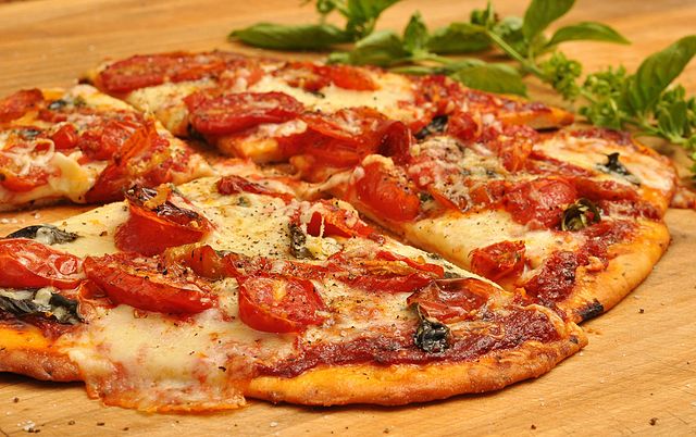 Pizza_with_tomatoes