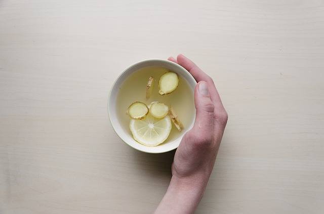apple cider vinegar detox drink image