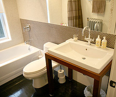 clean bathroom 